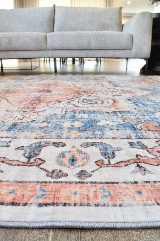 Gloria Chiraz Tribal Heriz Rug